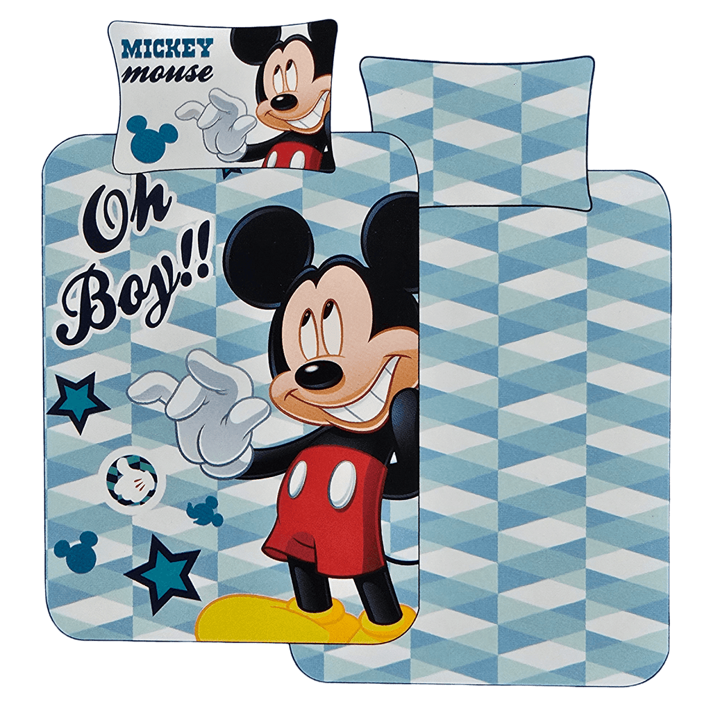 Vorderseite und Rückseite eines Mickey‑Bettwäsche‑Sets mit großem Mickey‑Motiv, blauem Muster, Sternen und „Oh Boy!!“-Schriftzug. Kissen mit Mickey‑Schriftzug.