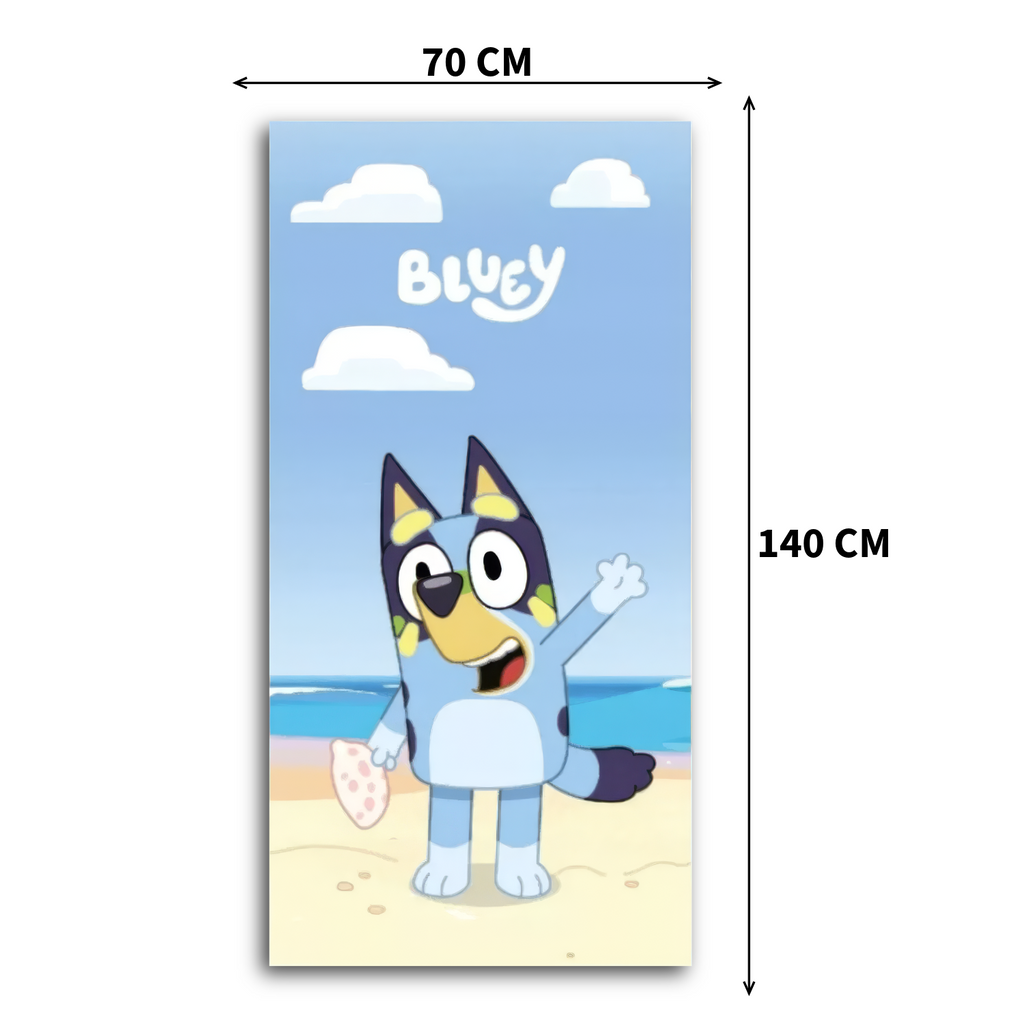 Vorderansicht eines Bluey‑Motivs mit Maßen 70×140 cm. Bluey am Strand, winkend, mit pinkem Objekt, blauer Himmel und Wolken.