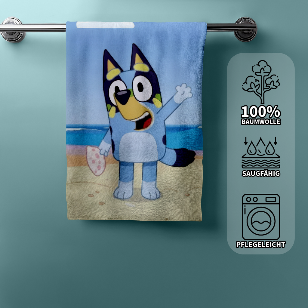Frontansicht eines Bluey‑Handtuchs am Stab, Bluey am Strand, daneben Icons zu Baumwolle, Saugfähigkeit und Pflegeleichtigkeit.