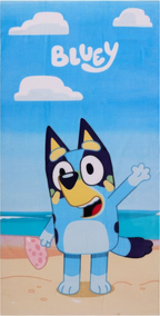 Frontansicht eines Bluey‑Motivs am Strand, winkend, mit pinkem Objekt. Blauer Himmel, Wolken, fröhliche Farbgestaltung.