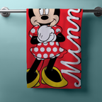 Frontansicht eines roten Minnie‑Handtuchs am Metallstab. Minnie im Punktkleid, roter Hintergrund, weißer Schriftzug am Rand.