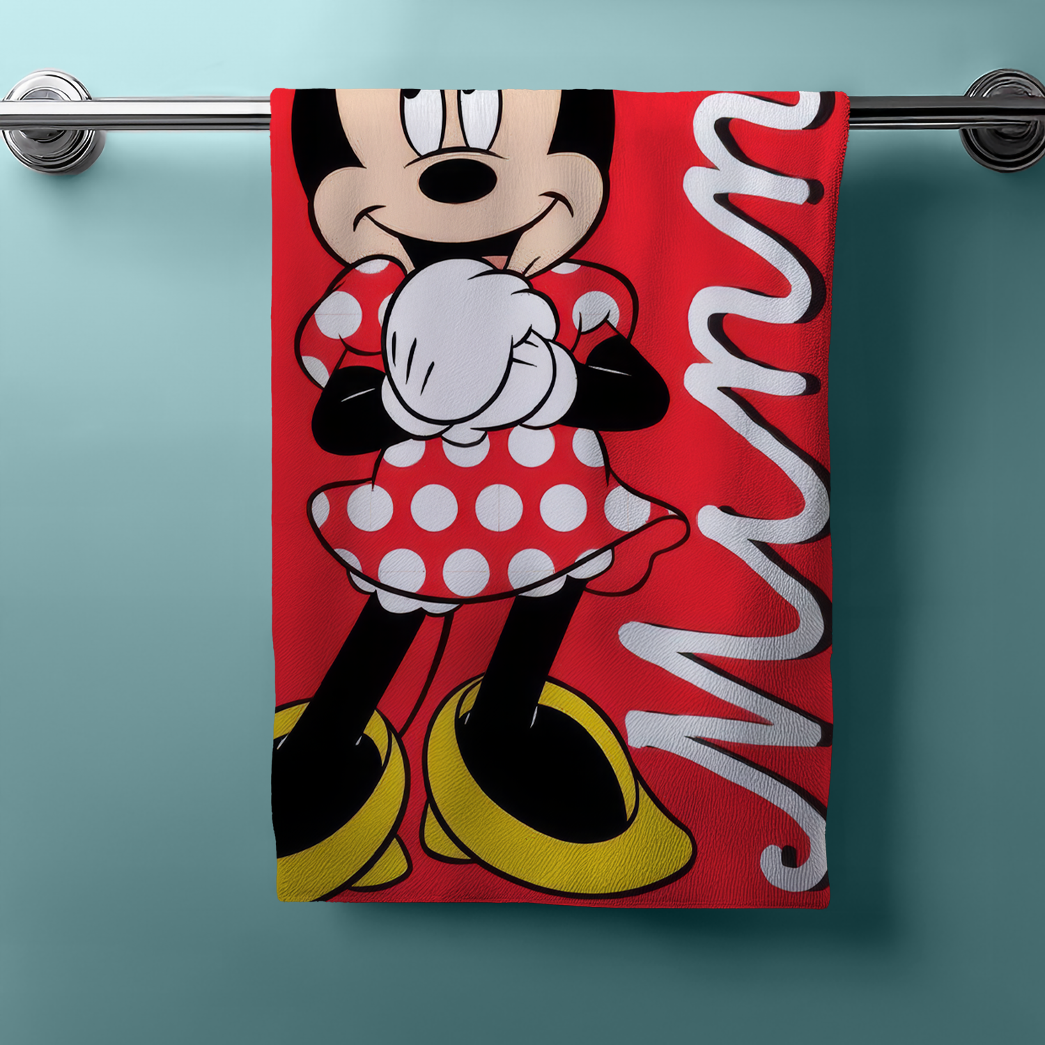 Frontansicht eines roten Minnie‑Handtuchs am Metallstab. Minnie im Punktkleid, roter Hintergrund, weißer Schriftzug am Rand.