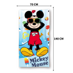 Vorderansicht eines 70×140 cm Mickey‑Handtuchs mit Mickey in Sonnenbrille, roten Shorts, gelben Schuhen und bunten Sommer‑Symbolen.