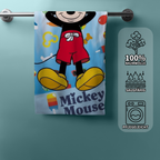 Mickey‑Handtuch am Metallstab, Sommermotive im Hintergrund. Rechts Icons zu Baumwolle, Saugfähigkeit und Pflegeleichtigkeit.