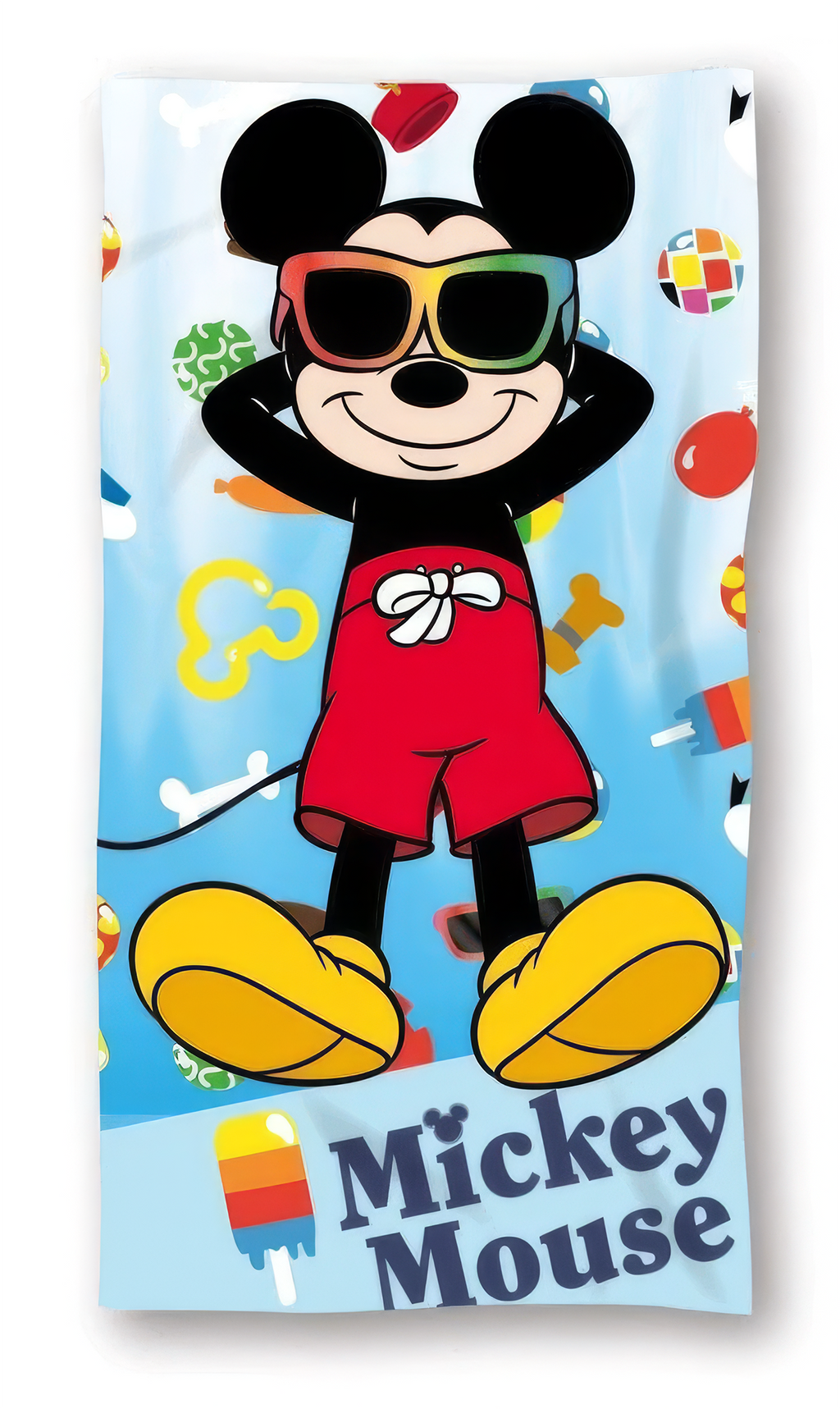 Frontansicht eines sommerlichen Mickey‑Motivs mit Sonnenbrille, roten Shorts, gelben Schuhen und bunten Icons auf hellblauem Hintergrund.
