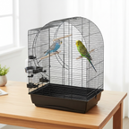Vogelkäfig "Elizabeth" auf Holztisch mit zwei Wellensittichen (blau/weiß und grün/gelb), Holzstangen, Futter‑ und Wasserbehälter. Heller Hintergrund mit Pflanze.