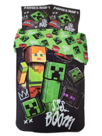 Vorder‑ und Rückseite eines Minecraft‑Bettwäsche‑Sets mit Creeper, Spielerfigur, TNT‑Blöcken und „SSS… BOOM“-Schriftzug. Kissen und Decke im passenden Pixelstil.