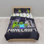 Frontansicht eines Minecraft‑Bettwäsche‑Sets mit Creeper, Zombie, Skelett und Enderman. Großes „Minecraft“-Logo, Pixel‑Design, passendes Kissen.