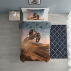 Detailansicht eines Motocross‑Bettwäsche‑Sets mit großem Dirtbike‑Sprungmotiv, klaren Farben und passendem Kissen mit Fahrerabbildung.