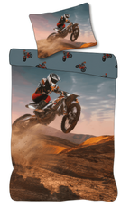 Detailansicht eines Motocross‑Bettwäsche‑Sets mit großem Dirtbike‑Sprungmotiv, klaren Farben und passendem Kissen mit Fahrerabbildung.