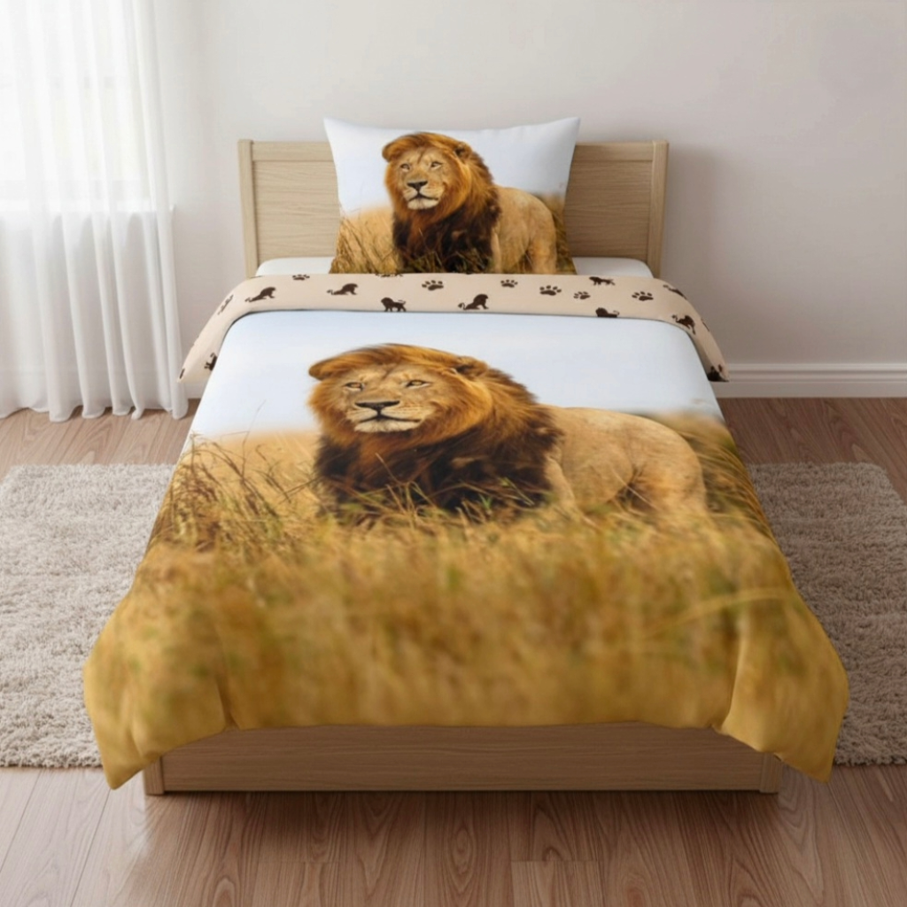 Frontansicht eines Löwen‑Bettwäsche‑Sets mit realistischem Löwenmotiv in Savanne. Kissen mit Löwenkopf, Decke mit Löwe im hohen Gras.