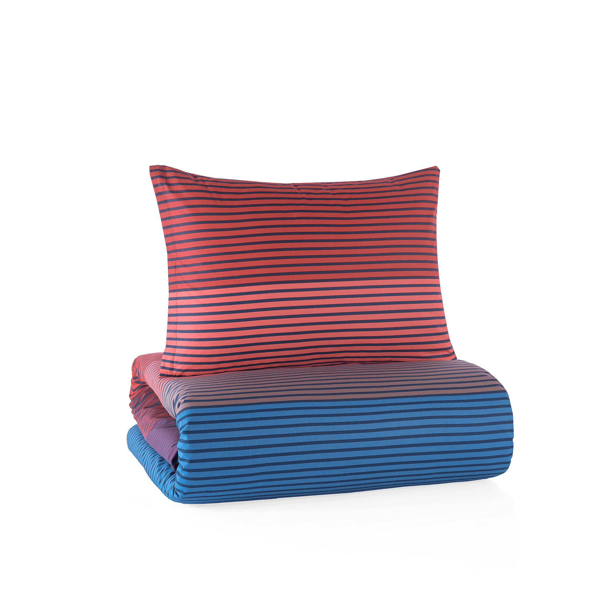 Zusammengefaltetes Bettwäsche-Set freigestellt auf weißem Hintergrund; das Kissen und die Decke präsentieren ein modernes, horizontales Streifenmuster in kontrastierenden Blau- und Rottönen.
