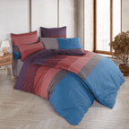Gestreiftes Bettwäsche-Set komplett aufgezogen auf einem großen Bett in einem stilvollen Schlafzimmer mit Parkettboden; das Design zeigt ein feines, mehrfarbiges Streifenmuster in Blau, Rot und Violett.