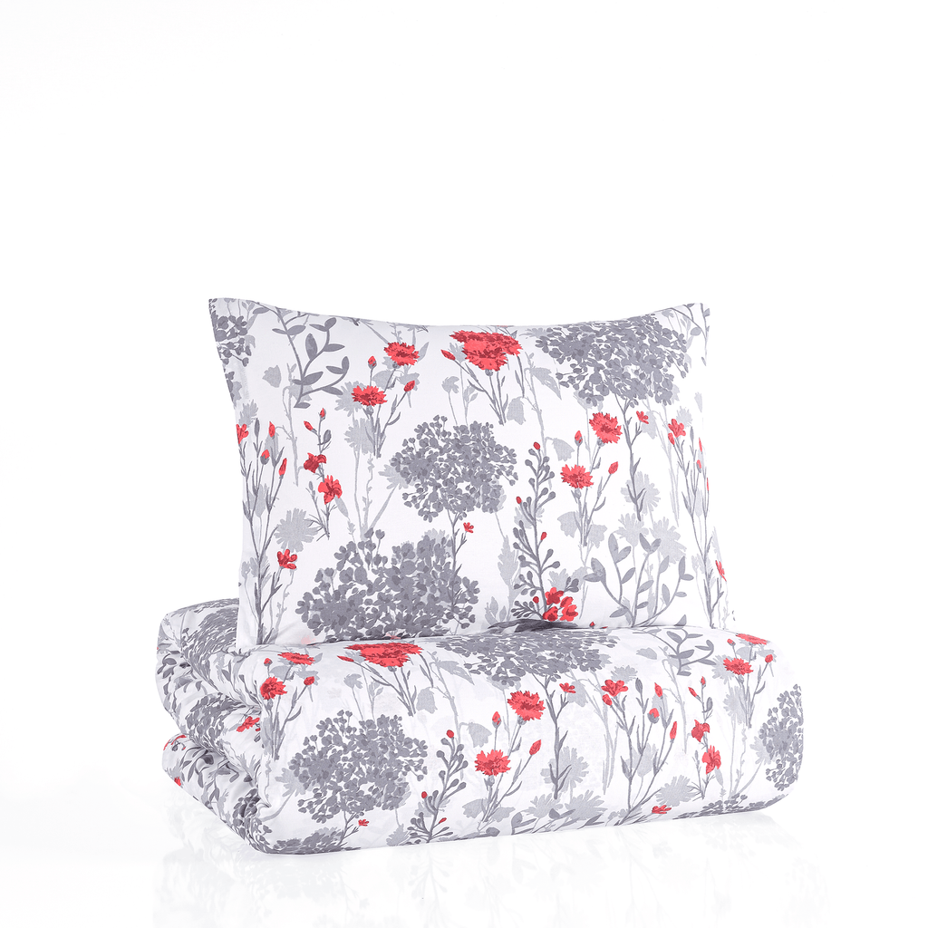 Gefaltetes Bettwäsche‑Set in Weiß mit grauen und roten Blumenmotiven. Kissen und Decke im gleichen floralen Muster.