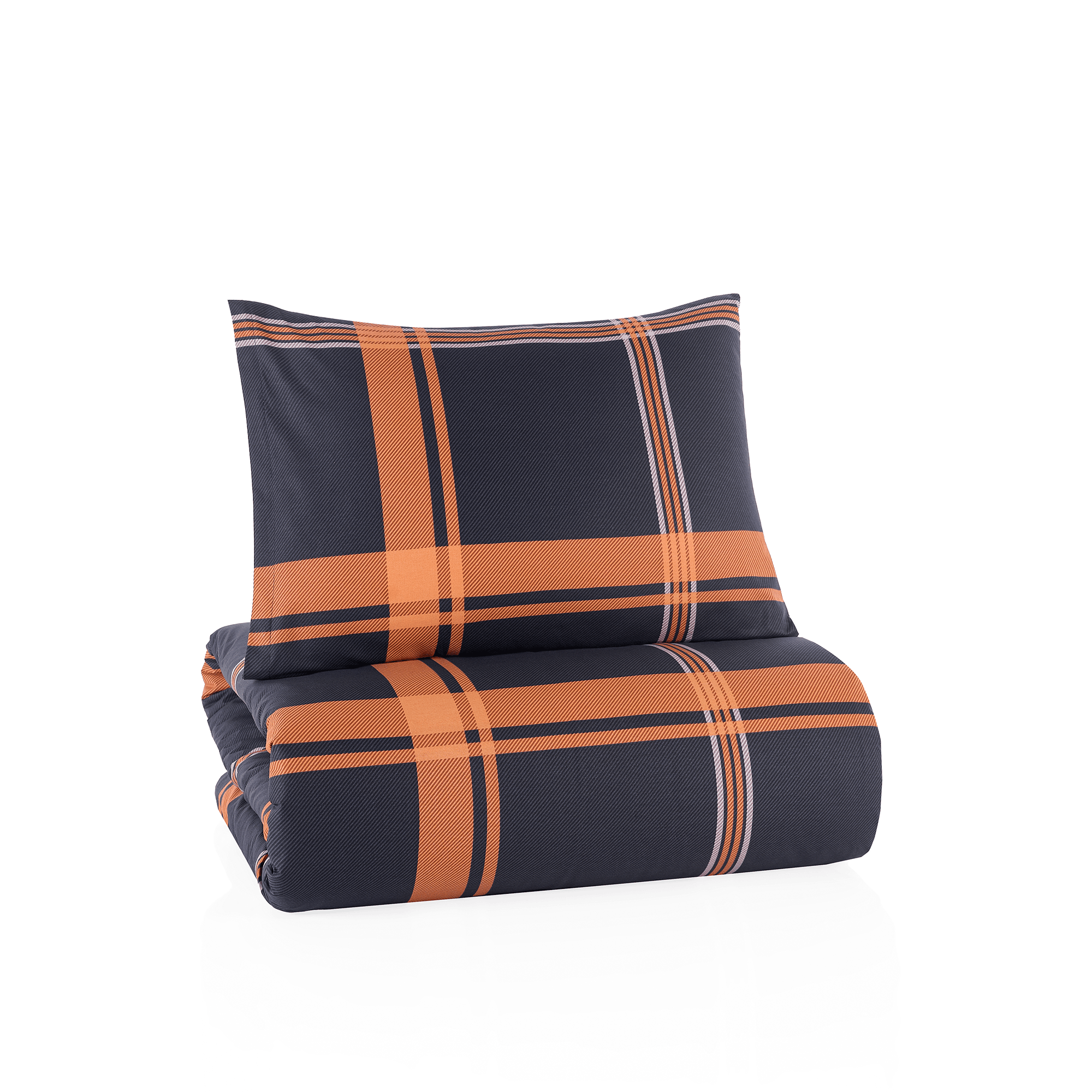 Zusammengefaltetes Bettwäsche-Set bestehend aus Kissen- und Deckenbezug freigestellt auf weißem Hintergrund; das Set präsentiert das markante, geometrische Karomuster in Anthrazit und Orange in kompakter Produktansicht.