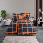 Klassisch karierte Bettwäsche komplett aufgezogen auf einem Doppelbett in einem modernen Schlafzimmer; das zeitlose Karo-Design kombiniert dunkles Anthrazitgrau mit warmen orangefarbenen und weißen Akzentstreifen.