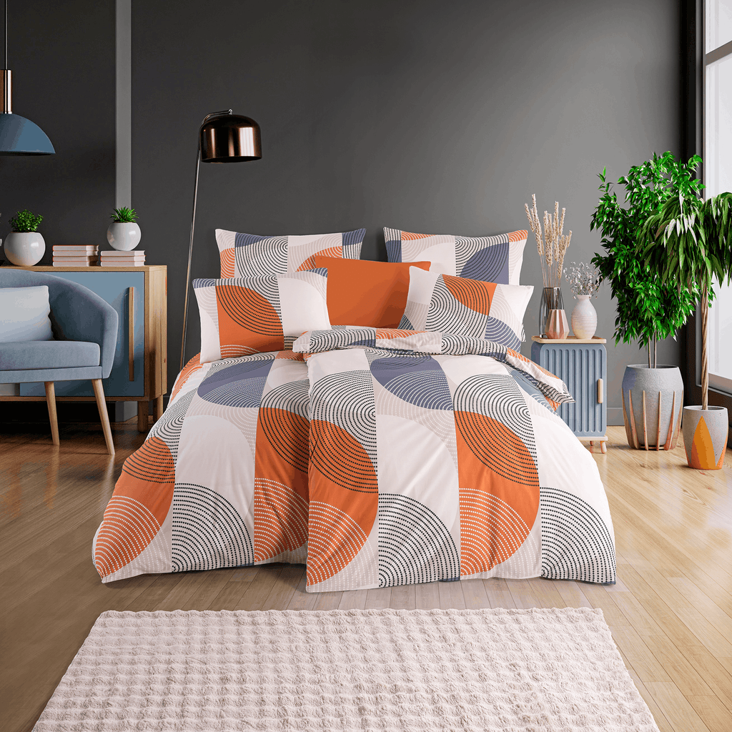 Bett mit geometrischer Bettwäsche in Orange, Grau und Weiß. Kreis‑ und Linienmuster, modernes Zimmer mit dunkler Wand, Pflanzen und Deko.