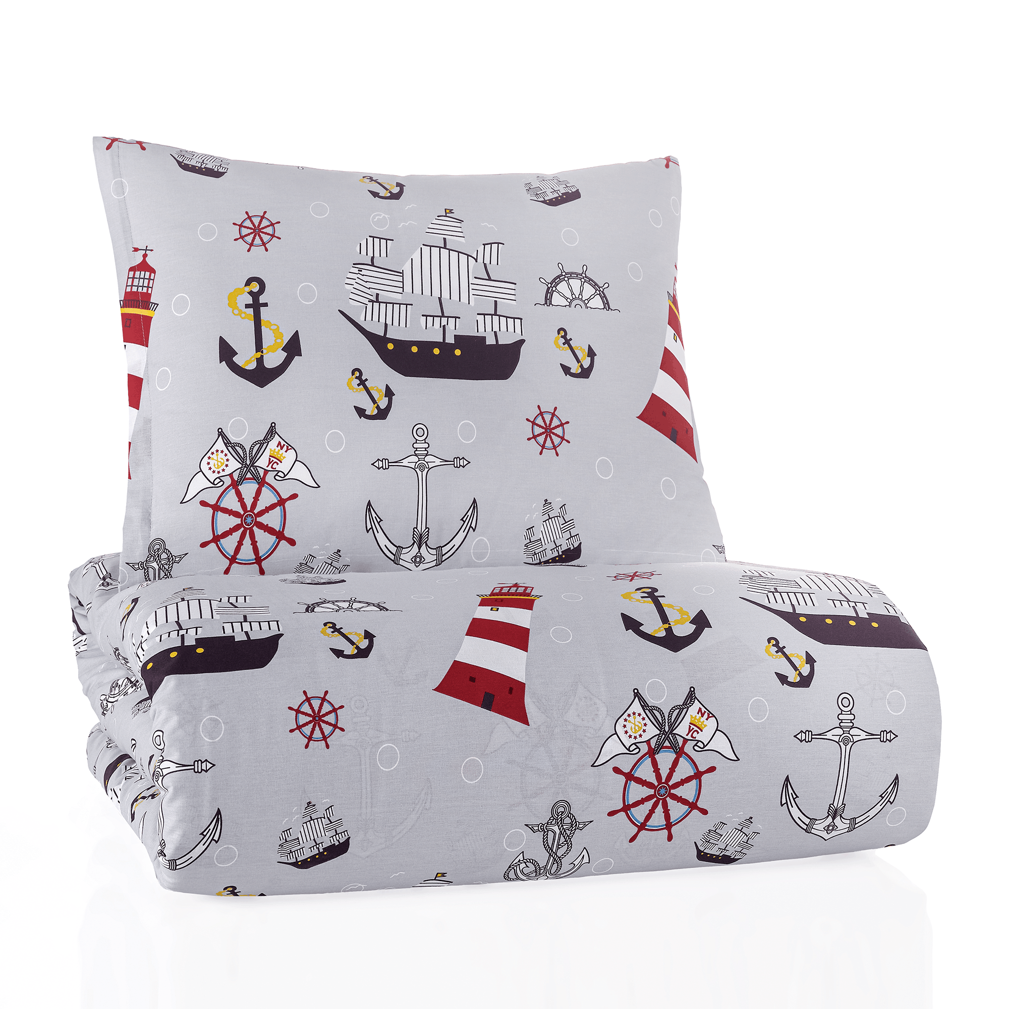 Zusammengefaltetes Bettwäsche-Set mit maritimem Motiv freigestellt auf weißem Hintergrund; Kissen und Decke zeigen rote Leuchttürme, dunkle Schiffe und Anker auf hellem Grau in kompakter Ansicht.