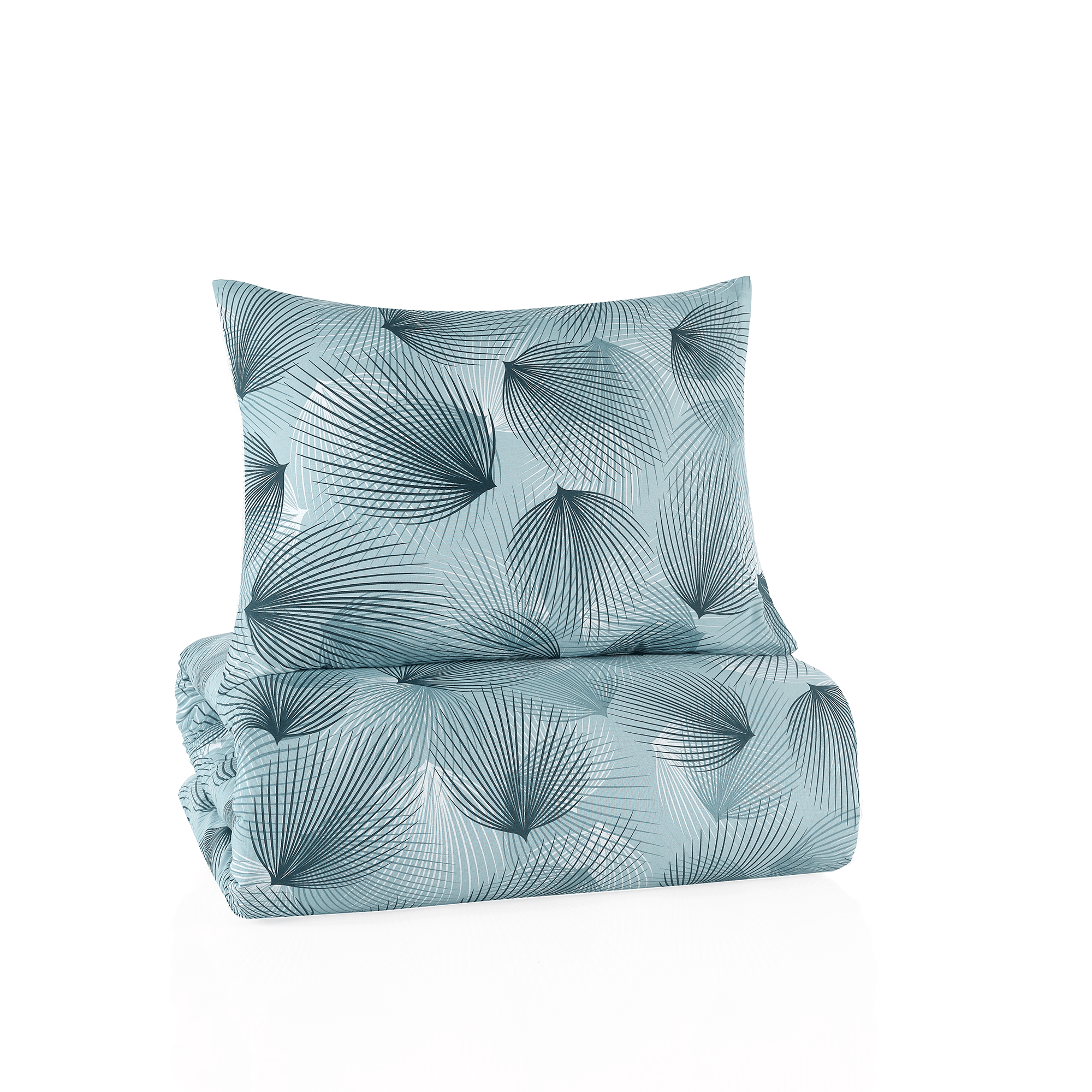 Gefaltetes Bettwäsche‑Set in Hellblau mit dunkelblauen, fächerförmigen Linienmustern. Kissen und Decke im identischen geometrischen Design.