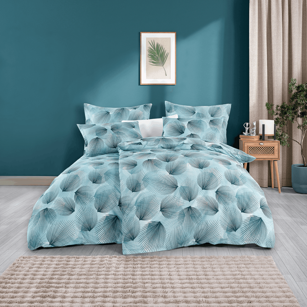 Bett mit hellblauer Bettwäsche mit dunkelblauem Fächermuster. Modernes Zimmer mit Holz‑Nachttisch, Pflanze, Wandbild und beige Vorhängen.