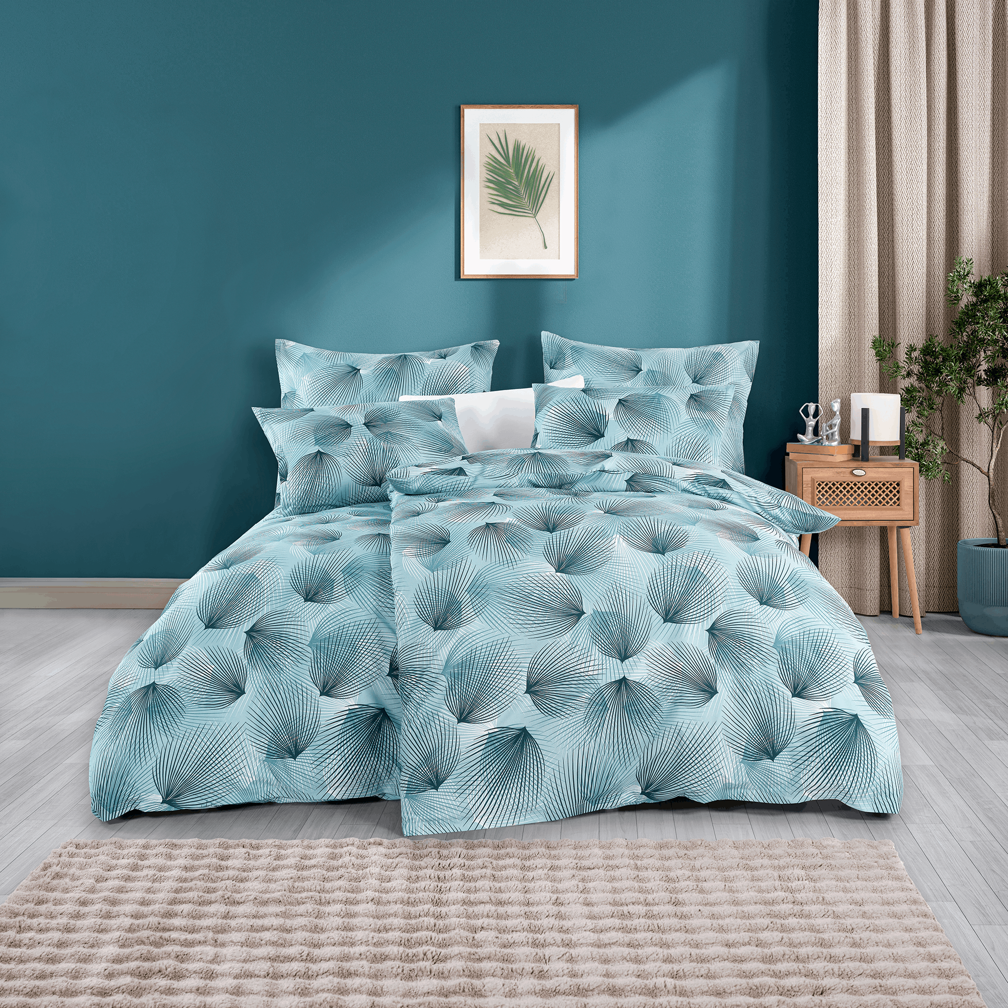 Bett mit hellblauer Bettwäsche mit dunkelblauem Fächermuster. Modernes Zimmer mit Holz‑Nachttisch, Pflanze, Wandbild und beige Vorhängen.