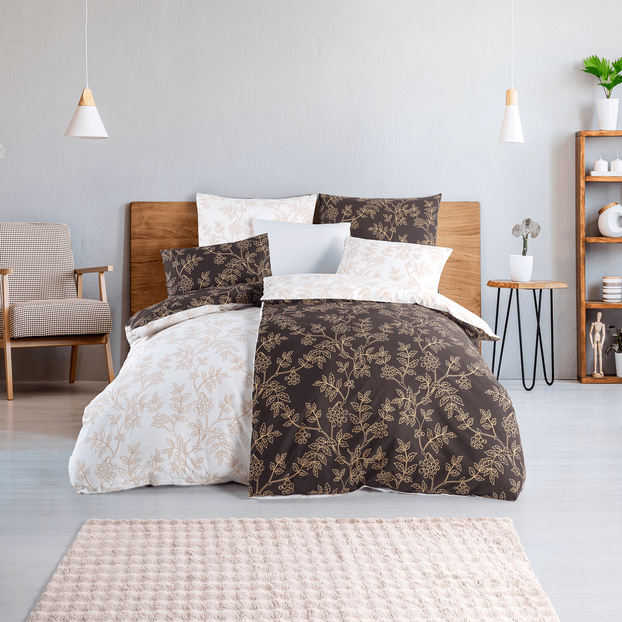 Bett mit zweifarbiger botanischer Bettwäsche in Dunkelbraun und Beige. Modernes Zimmer mit Holzregal, Pflanzen und warmen Akzenten.