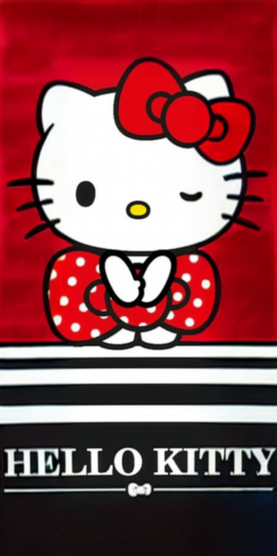 Grafisches Hello‑Kitty‑Motiv mit rotem Hintergrund, Streifen und weißem „HELLO KITTY“ Schriftzug mit kleiner Schleife.