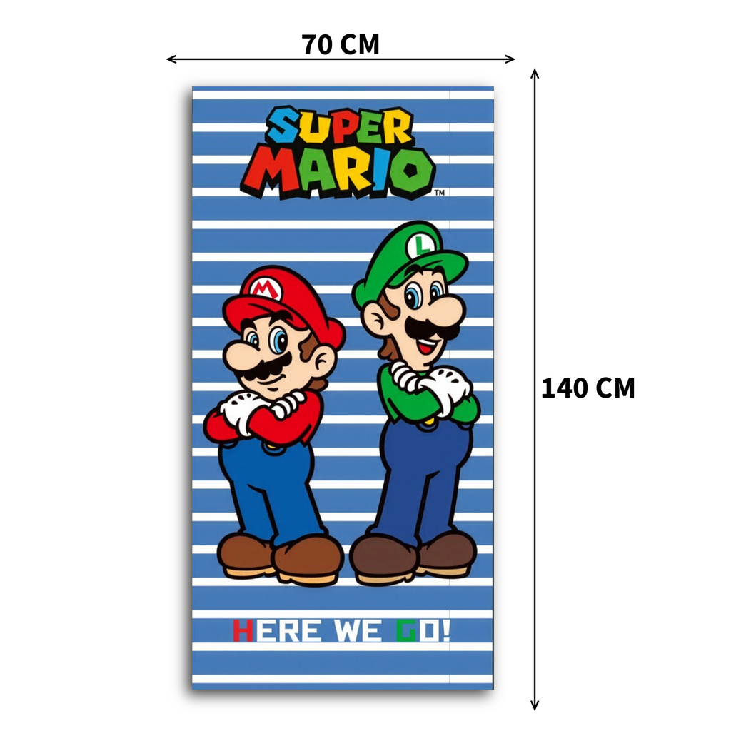 Handtuch mit Mario und Luigi auf blau‑weißen Streifen. Oben „SUPER MARIO“, unten „HERE WE GO!“. Maße 70×140 cm sichtbar.