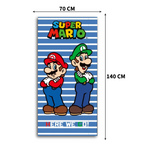 Handtuch mit Mario und Luigi auf blau‑weißen Streifen. Oben „SUPER MARIO“, unten „HERE WE GO!“. Maße 70×140 cm sichtbar.