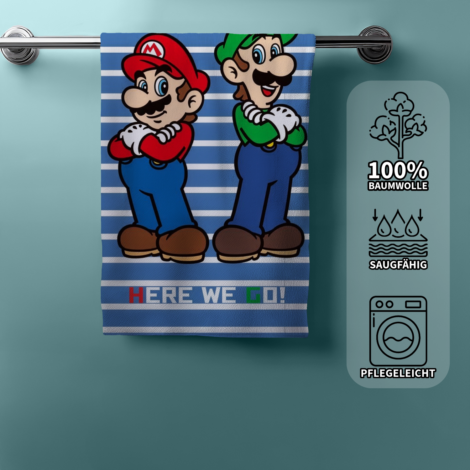 Hängendes Mario‑&‑Luigi‑Handtuch mit blau‑weißen Streifen und „HERE WE GO!“. Rechts Icons: 100% Baumwolle, saugfähig, pflegeleicht.