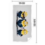 Handtuch mit drei Minions im blauen Anzug. Einer hält eine Zeitung mit Spruch. Maße 70×140 cm sichtbar.