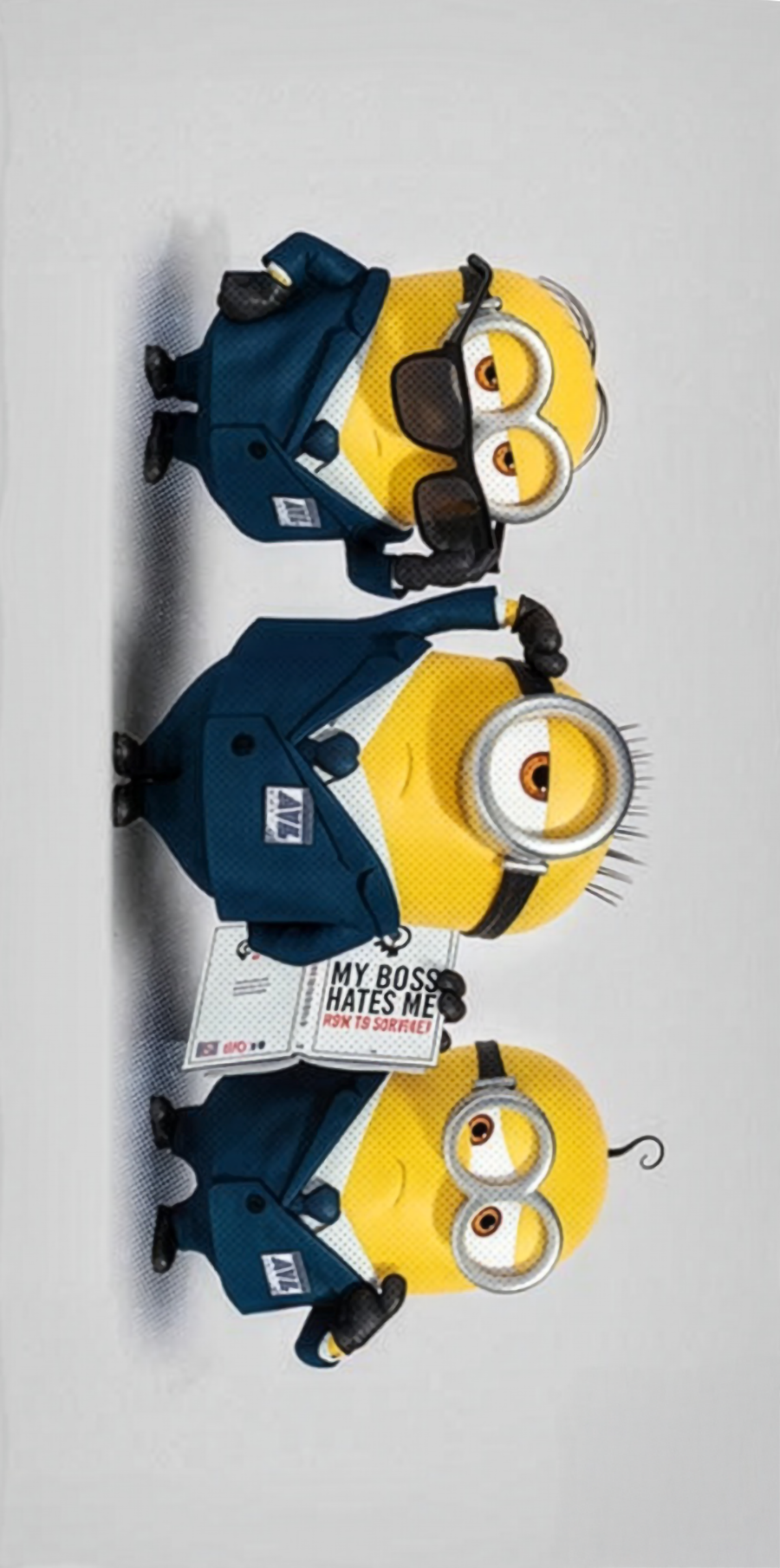 Grafisches Motiv mit drei Minions im blauen Anzug. Mittlerer Minion hält ein Schild mit Spruch. Heller Hintergrund.