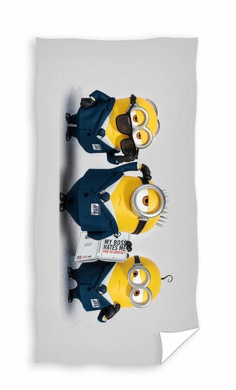 Handtuch mit drei Minions im blauen Anzug auf weißem Hintergrund. Mittlerer Minion hält eine Zeitung mit Spruch.