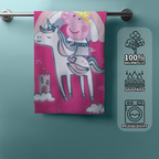 Hängendes Peppa‑Pig‑Handtuch mit Einhorn und Regenbogen. Rechts Icons: 100% Baumwolle, saugfähig, pflegeleicht.