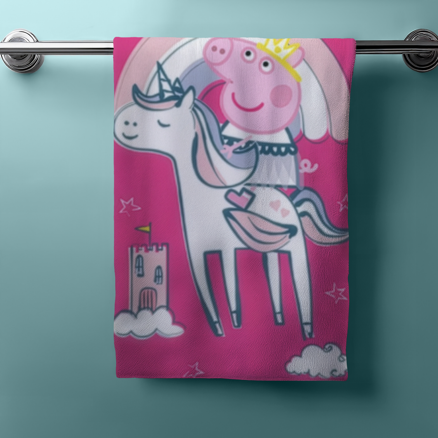 Hängendes pinkes Handtuch mit Peppa auf Einhorn, Regenbogen, Wolken und kleinem Schloss. Hintergrund in Türkis.