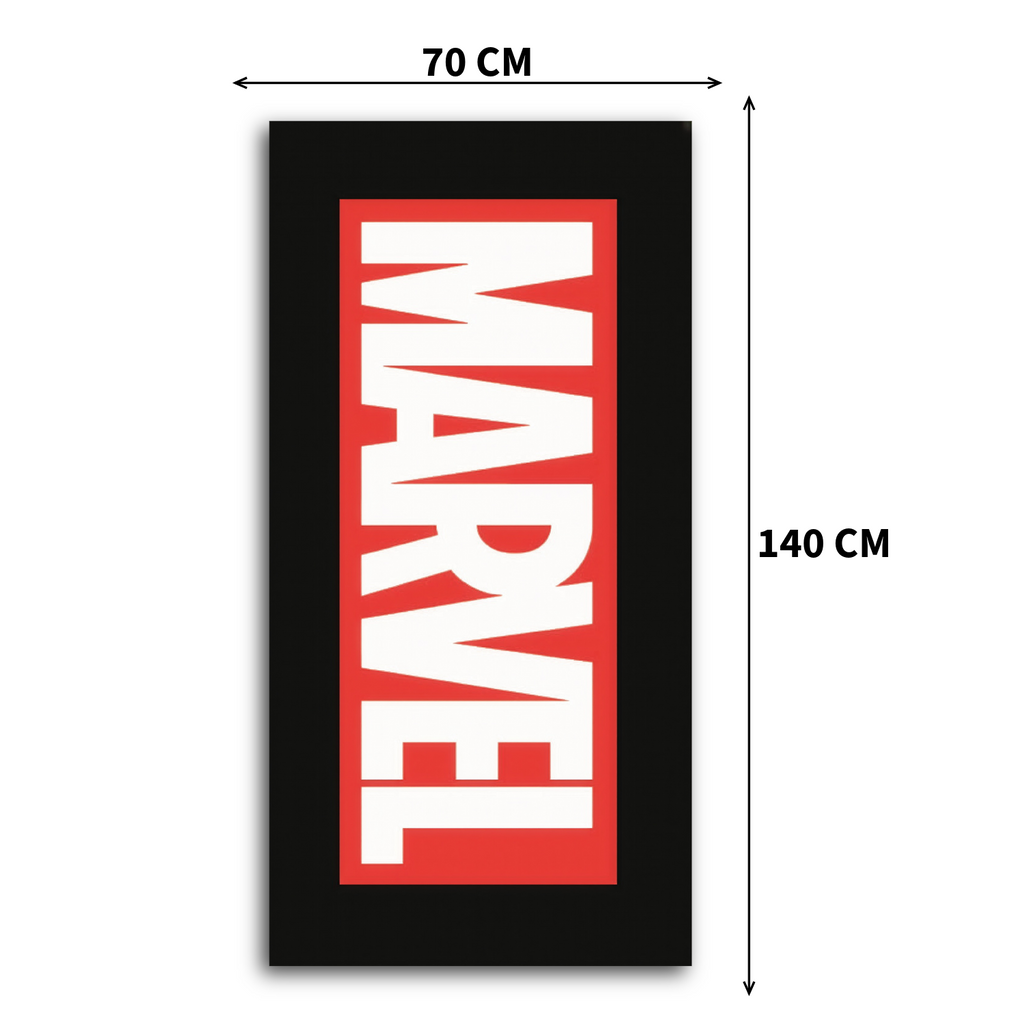 Handtuch mit rotem Marvel‑Logo im Hochformat auf schwarzem Hintergrund. Maße 70×140 cm sichtbar.