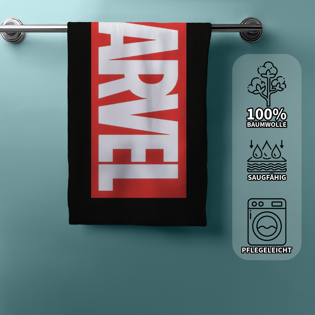 Hängendes Marvel‑Handtuch mit rotem Logo. Rechts Icons: 100% Baumwolle, saugfähig, pflegeleicht.