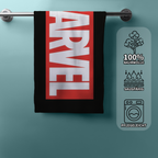 Hängendes Marvel‑Handtuch mit rotem Logo. Rechts Icons: 100% Baumwolle, saugfähig, pflegeleicht.