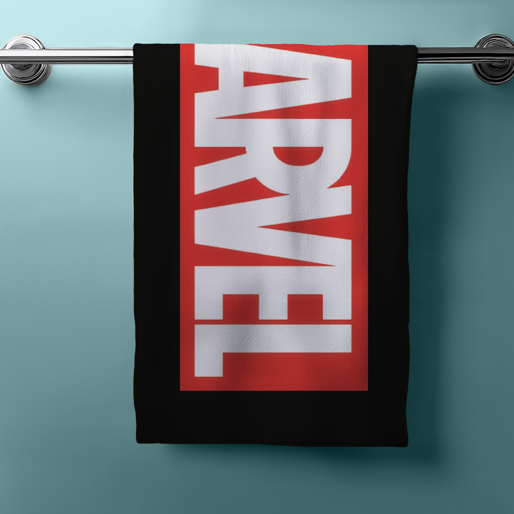 Hängendes schwarzes Handtuch mit großem roten Marvel‑Logo im Hochformat. Hintergrund in Türkis.