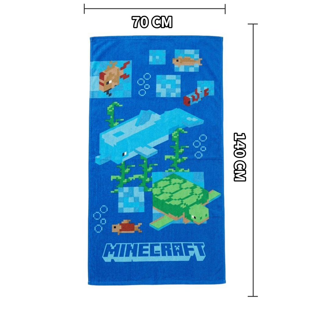 Blaues Minecraft‑Handtuch mit Unterwassermotiven wie Delfin, Schildkröte und Fischen. Unten Minecraft‑Logo. Maße 70×140 cm sichtbar.