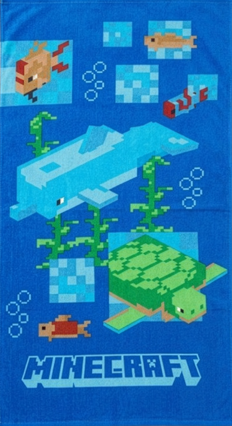 Blaues Handtuch mit Minecraft‑Unterwassermotiven: Delfin, Schildkröte, Fische und Seegras. Unten großes Minecraft‑Logo.