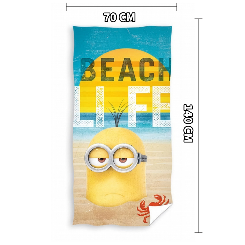 Handtuch mit Minion am Strand, Sonnenuntergang, Meer und rotem Krebs. Oben „BEACH LIFE“. Maße 70×140 cm sichtbar.