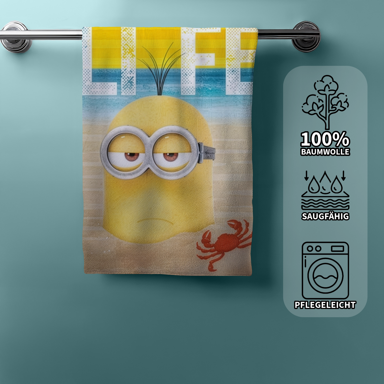 Hängendes Minions‑Beach‑Handtuch mit Strandmotiv. Rechts Icons: 100% Baumwolle, saugfähig, pflegeleicht.