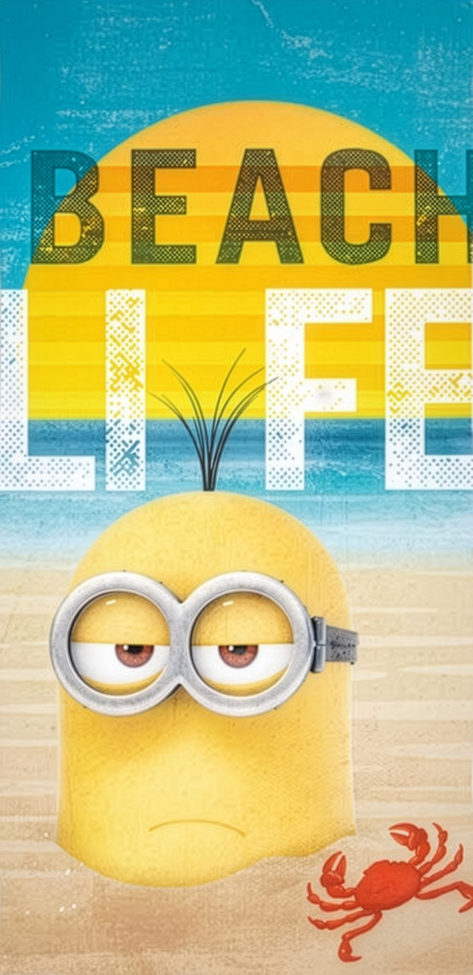 Grafisches Strandmotiv mit Minion, Sonnenuntergang, Meer und „BEACH LIFE“ Schriftzug. Kleiner roter Krebs im Sand.