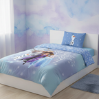 Frozen Bettwäsche komplett aufgezogen auf einem Bett vor einer blau-lilafarbenen Aquarell-Wand; die Decke zeigt das Gruppenmotiv mit Elsa und Anna, das Kissen zeigt den winkenden Olaf.