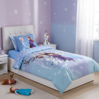 Die Eiskönigin Bettwäsche aufgezogen in einem Kinderzimmer mit lila Wänden; die Decke präsentiert das winterliche Hauptmotiv, während der Kissenbezug die Schwestern Elsa und Anna zeigt.