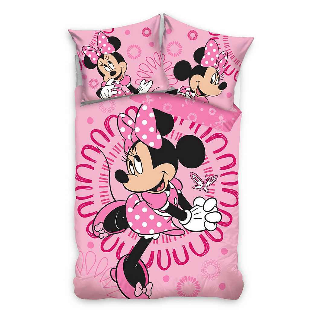 Produktansicht des Minnie Mouse Bettwäsche-Sets freigestellt auf weiß; die Decke zeigt die Zeichentrickfigur inmitten verspielter Kreiselemente, ergänzt durch zwei passende Kissenbezüge.