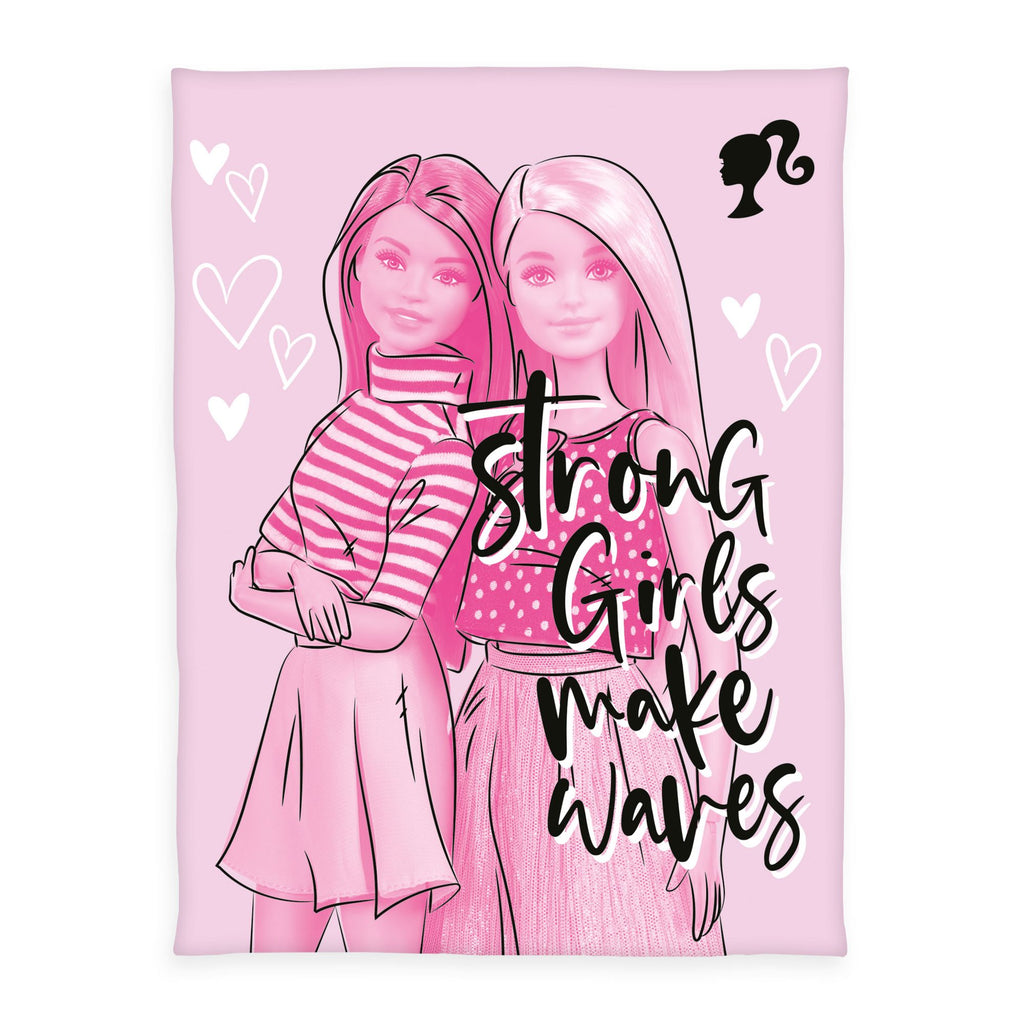 Produktgrafik der rosa Barbie-Fleecedecke in der direkten Draufsicht; zeigt zwei Barbie-Charaktere vor einem Hintergrund mit weißen Herzen und dem motivierenden Schriftzug „strong Girls make waves“.