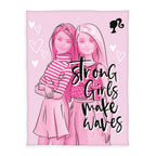 Produktgrafik der rosa Barbie-Fleecedecke in der direkten Draufsicht; zeigt zwei Barbie-Charaktere vor einem Hintergrund mit weißen Herzen und dem motivierenden Schriftzug „strong Girls make waves“.