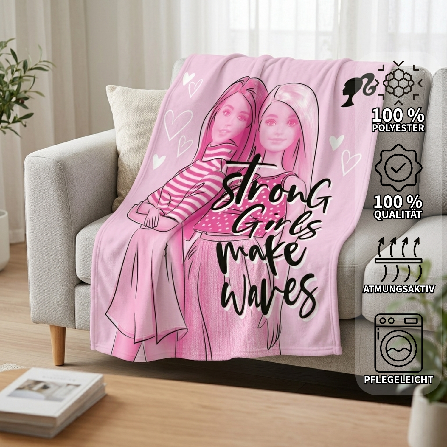 Ambiente-Aufnahme der rosa Barbie-Fleecedecke auf einer grauen Couch; auf der rechten Seite zeigen vier Icons die Eigenschaften: 100% Polyester, 100% Qualität, atmungsaktiv und pflegeleicht.